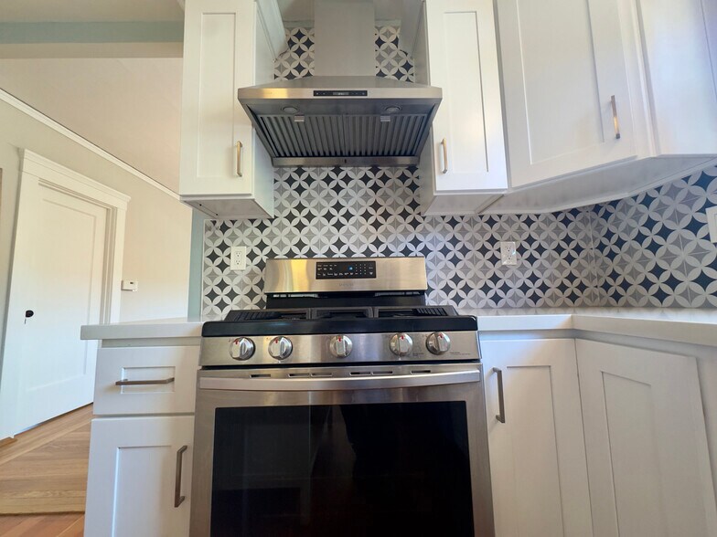 Building Photo - 2309 Derby St