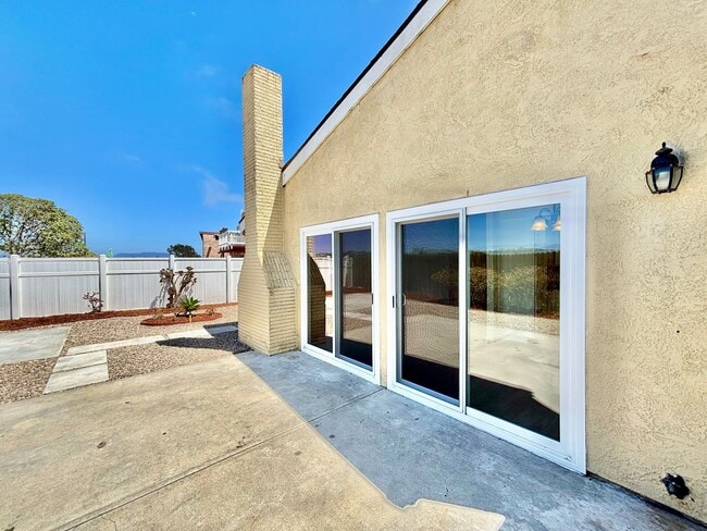 Building Photo - Oxnard | Welcome to the Pearl of Oxnard Du...