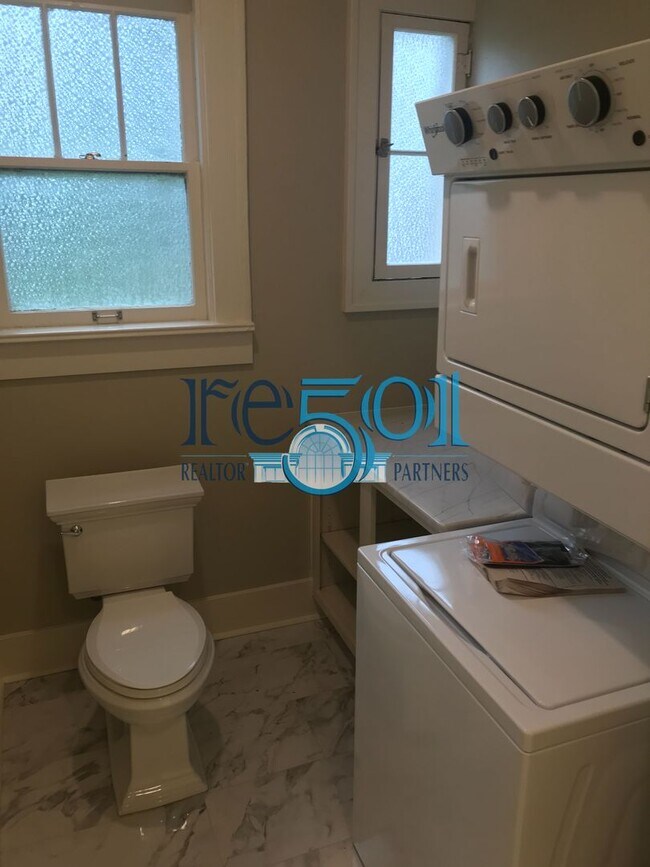 Building Photo - *New Price*  Newly Renovated Immaculate Co...