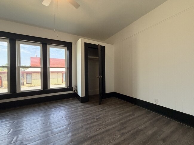 Building Photo - 401 E Twin Springs St