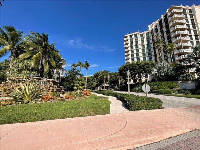 Building Photo - 1121 Crandon Blvd