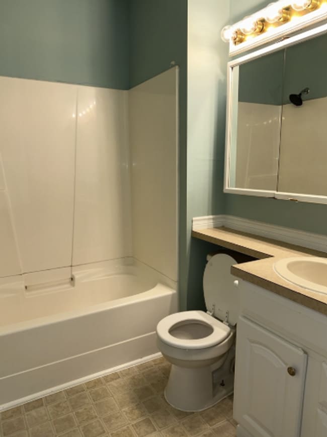 Building Photo - Large House, 6 Bedrooms Preleasing NOW!