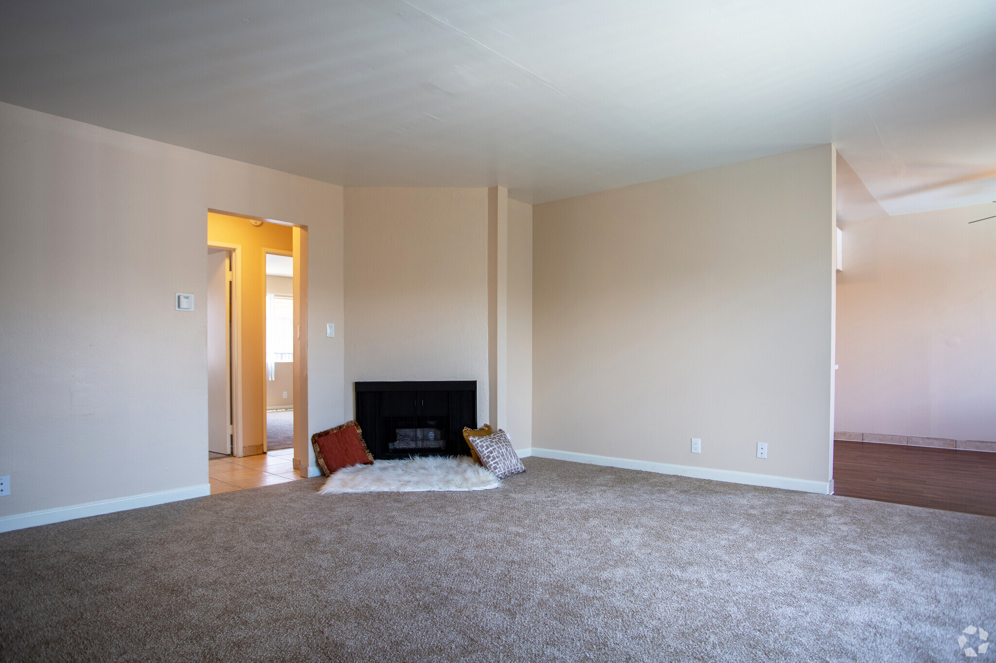 2BR, 2BA - 1060 SF - Union Plaza