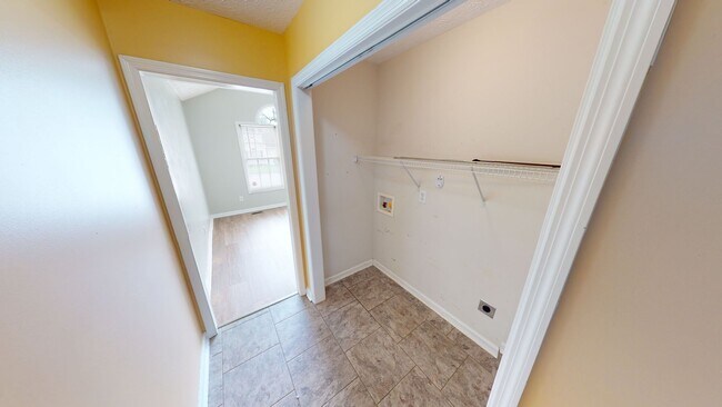 Building Photo - 4 Bedrooms in Sought After Neighborhood & ...