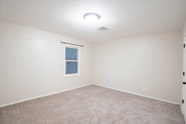 Building Photo - 4 Bed | 3 Bath in Central Tulsa!