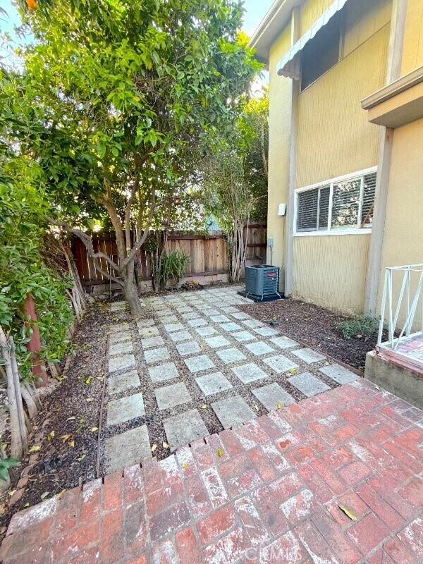 Building Photo - 1040 N Sierra Bonita Ave