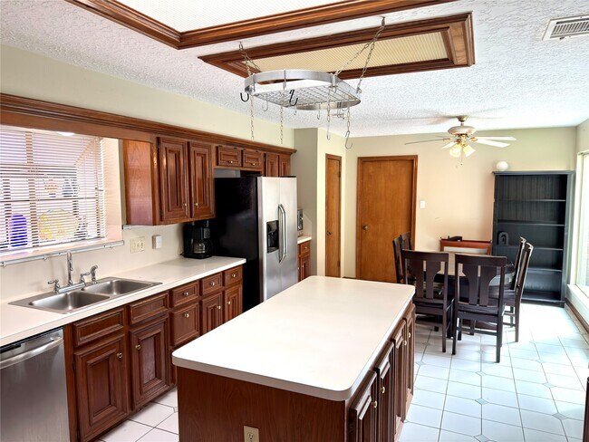 Building Photo - 14834 Charlmont Dr