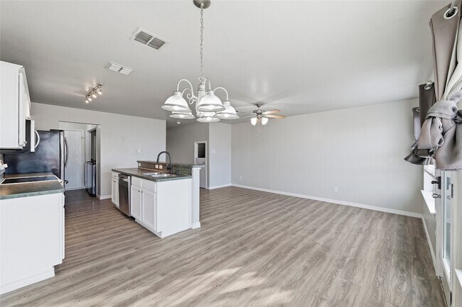 Building Photo - 2316 Kingsway Dr