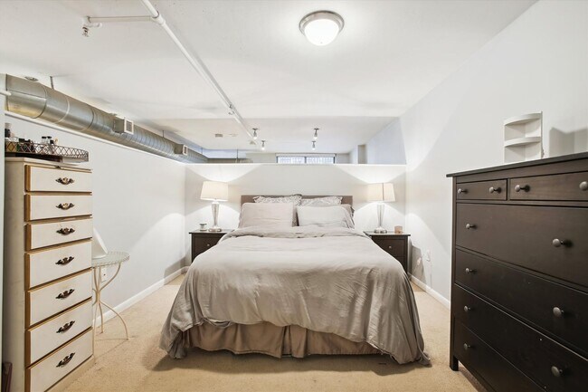 Building Photo - Incredible 1BR/1BA Condo Blocks from the Metro Vibrant Mount Vernon Triangle!