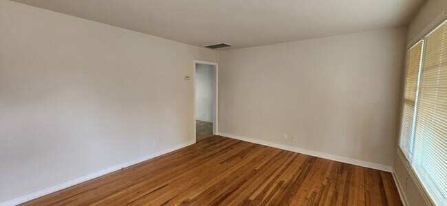 Building Photo - 2 Bedroom 1.5 Bathroom Home in S. Land Park with Updated Kitchen