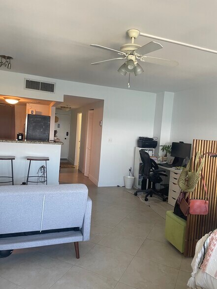 Building Photo - 999 Brickell Bay Dr
