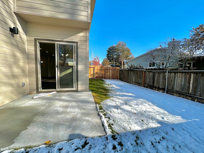 Building Photo - 5899 Castle Dr
