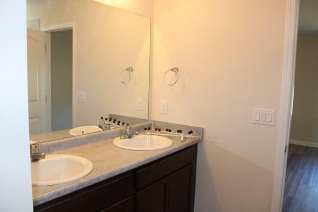 Building Photo - 119 Roswell Dr W