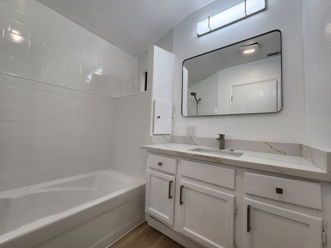 Building Photo - Newly Remodeled Duplex in Palo Alto Availa...