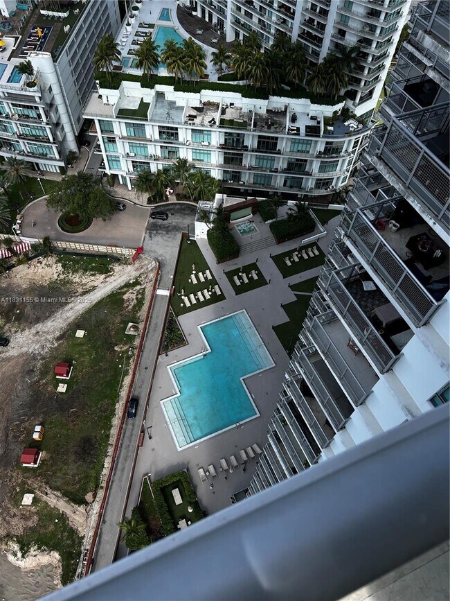 Building Photo - 350 S Miami Ave