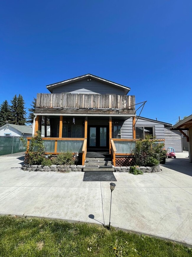 Building Photo - Perfect for a traveling nurse or other professional!  High end fully furnished 1bdrm, 1.5 bath un...