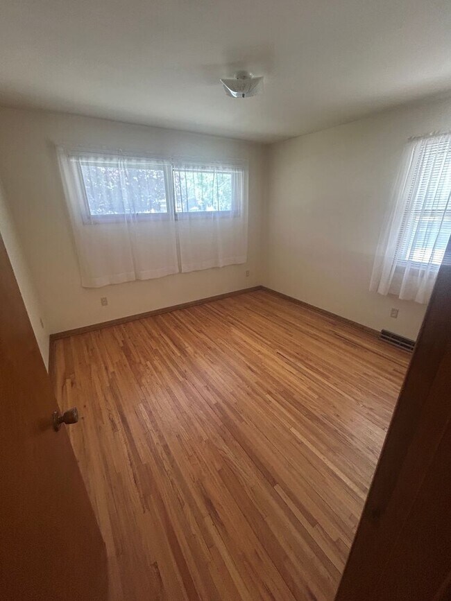 Building Photo - 2bd 1.5 bath duplex for rent Waterloo IA!