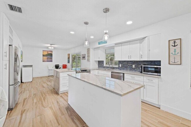 Building Photo - 5554 Hibiscus Rd