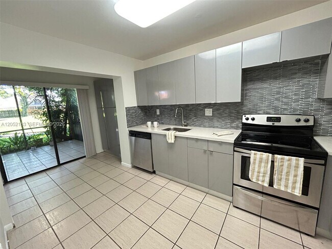 Building Photo - 11047 SW 154th Ct