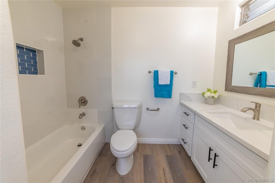 Upstairs full bathroom - 91-756 Oneula Pl