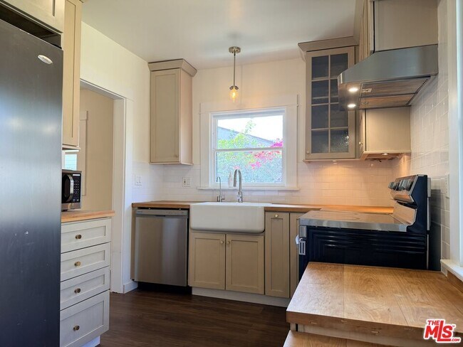 Building Photo - 1351 N McCadden Pl