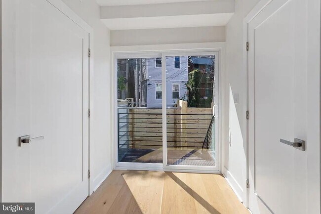 Building Photo - 116 Thomas St NW