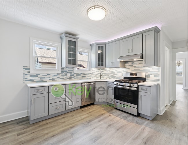 Building Photo - Spacious 3-Bedroom, 2-Bath Apartment with ...