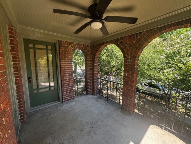Building Photo - Cute 2 bedroom, 1 bath upstairs duplex in ...