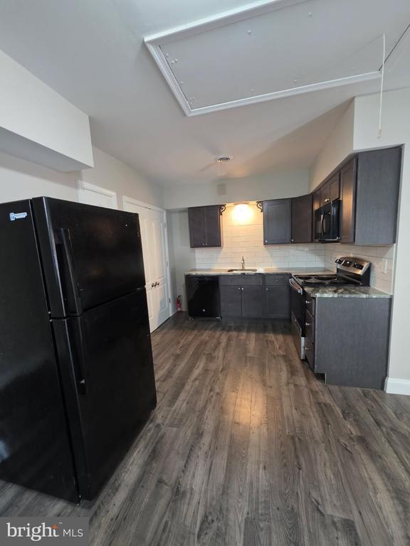 Building Photo - 320 Main St