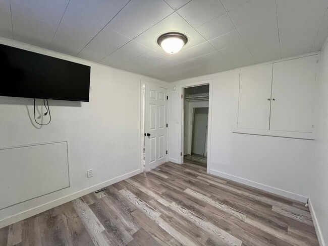 Building Photo - Dog friendly 2 bedroom home in town
