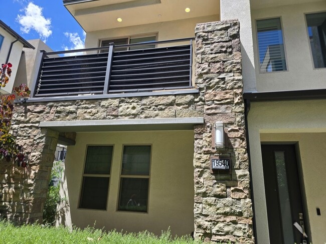 Building Photo - Breathtaking 4-bedroom, 3.5-bathroom townh...