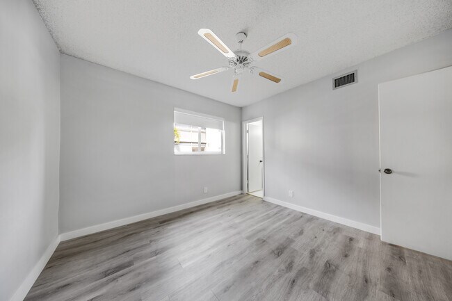 Building Photo - 257 S Cypress Rd