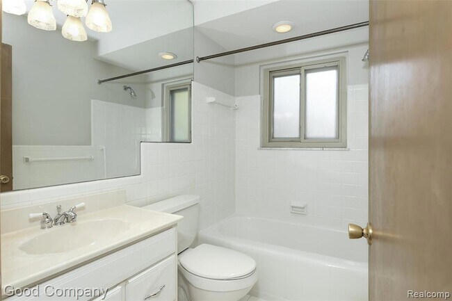 Building Photo - 946 N Adams Rd