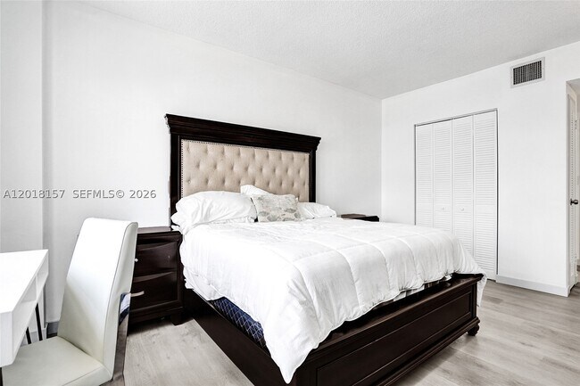 Building Photo - 3725 S Ocean Dr