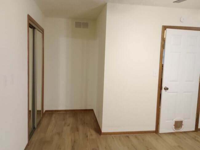 Building Photo - Charming 3 Bedroom, 2 Bath Single Family H...