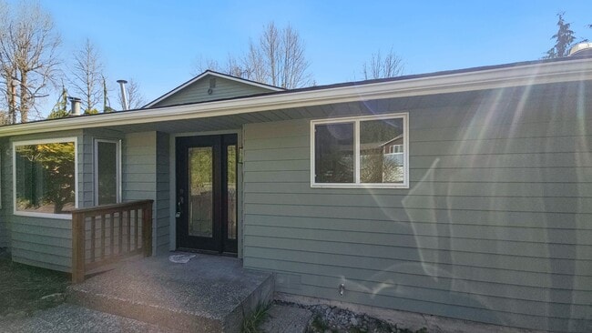 Building Photo - Fully Remodeled 2 Bed 2 Bath Front Unit in Prime Lynnwood Location