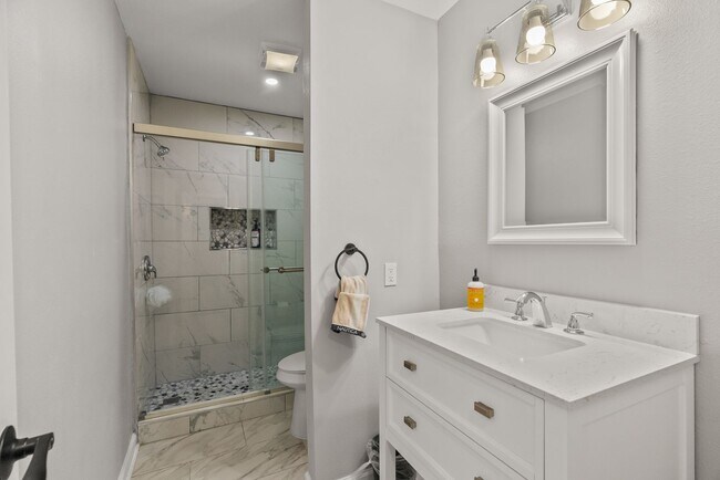 Building Photo - 2 or 3 Bedroom Renovated Mid-Town Charmer