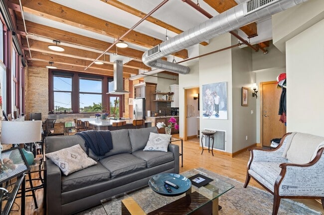 Building Photo - 215 W Maple St