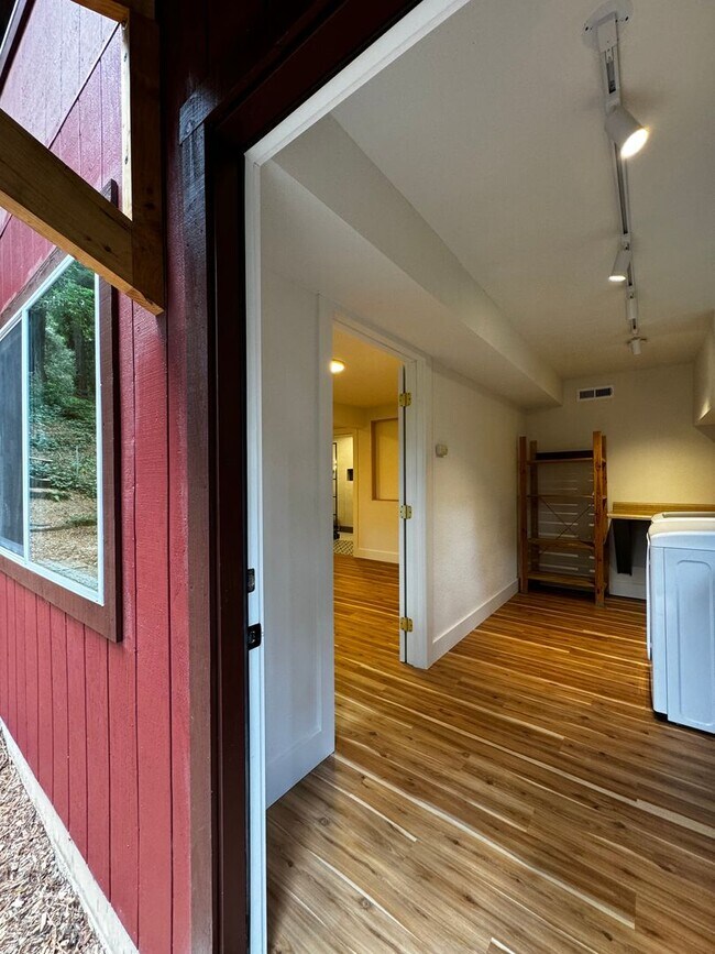 Building Photo - 1604 Square foot modern multi level home minutes from Occidental, storage, primary suite, large y...