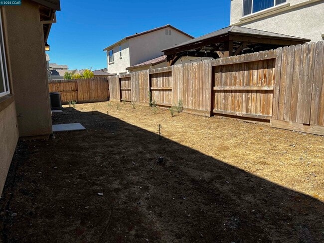 Building Photo - 742 Iris Dr