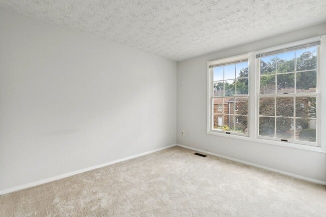 Building Photo - Conveniently located in the Courts of Tysons!
