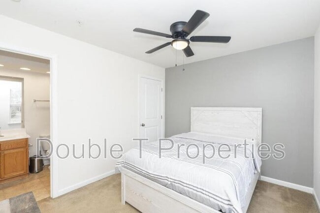 Building Photo - 1841 Graymount Way