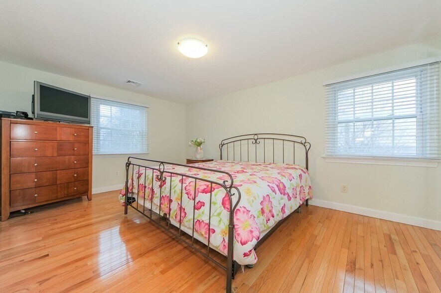 Building Photo - 132 Ashcroft St