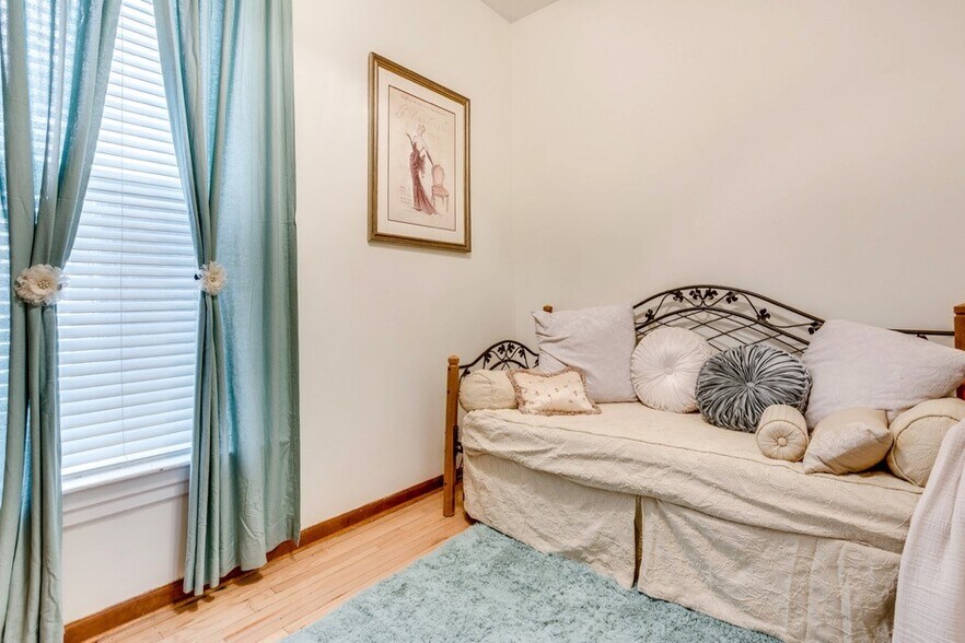 Building Photo - 931 W Newport Ave