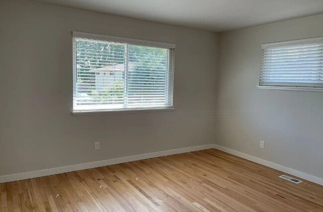 Building Photo - Spacious 4 bd 2.5 ba Beacon Hill Home with Private Yard