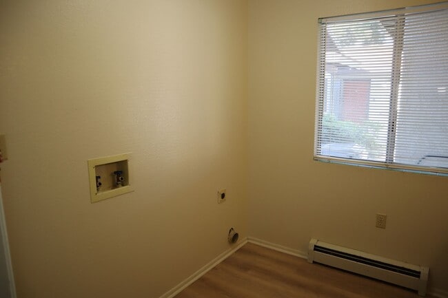 Building Photo - Livable, Lovable, & Avaiable!