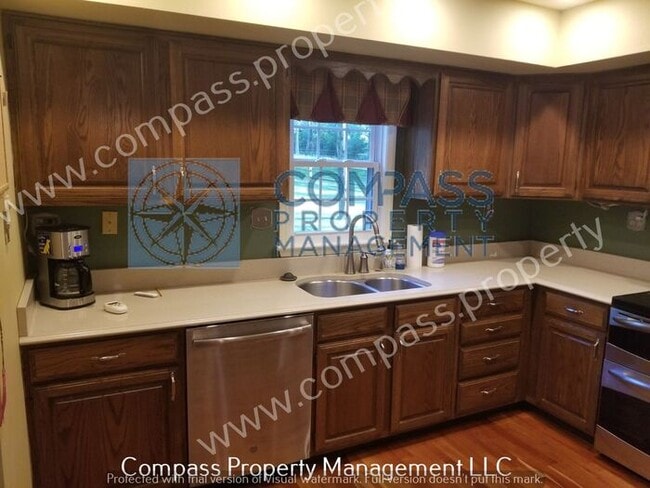 Building Photo - $2495 - 3 Bed Farm House on a Large Peacef...