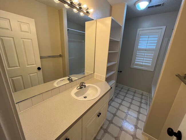 Building Photo - Immaculate 4 bedroom, 3.5 bathroom, tri-level Home in Tigard!! Expansive Views, Office space, Gam...