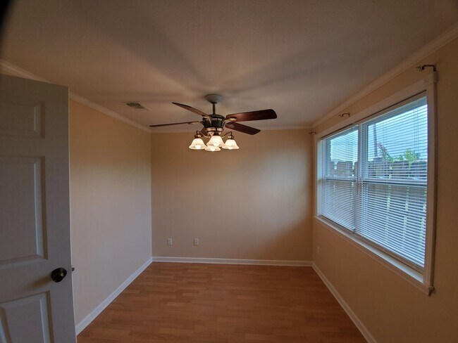 Building Photo - For Lease - Spacious 3 BR|1 BA Home, 10 Mi...