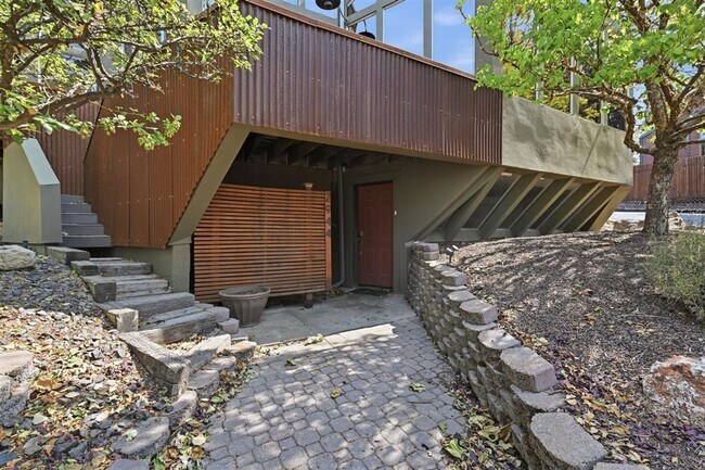 Building Photo - Remodeled Mid-Century 3-Bedroom, 2.5-Bath Home in a Highly Desirable Boise Neighborhood